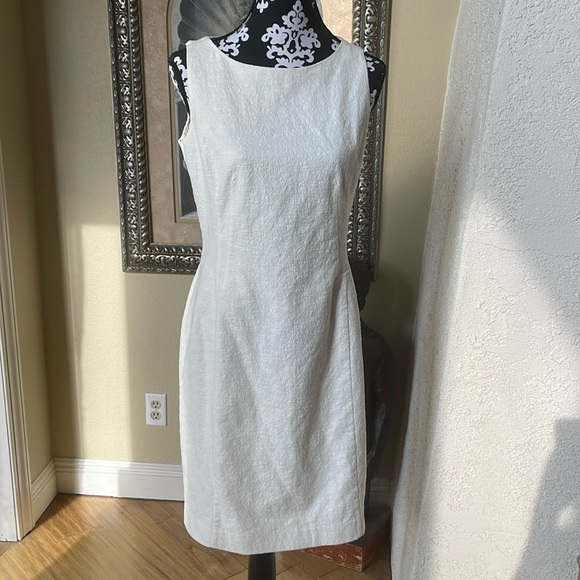 Ann Taylor Dresses & Skirts - Ann Taylor Cream Textured Sleeveless Sheath Midi Dress size 10 knee length